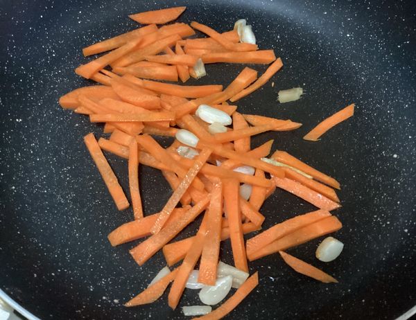 沙拉油炒胡蘿蔔跟蒜頭
