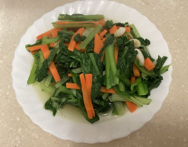 起鍋盛盤前加入紅標料理米酒提味很香很對味。