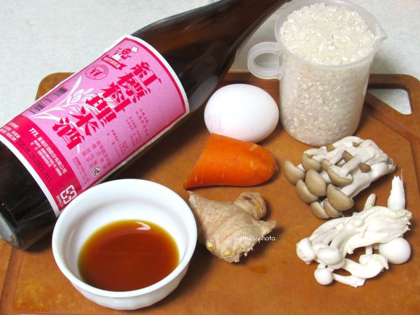 食材們。後來從冷凍庫翻出一塊鹹豬肉，就把蛋拿掉了。