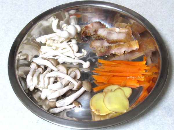 美白菇、鴻喜菇剝小朵。鹹豬肉切片。紅蘿蔔切絲。切四片薑。