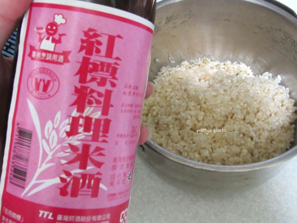 將炒好的米倒入電鍋內鍋，加入水和「紅標料理米酒」，稍混拌勻，舖平米粒，放進電鍋，外鍋倒進半杯水，煮至熟。