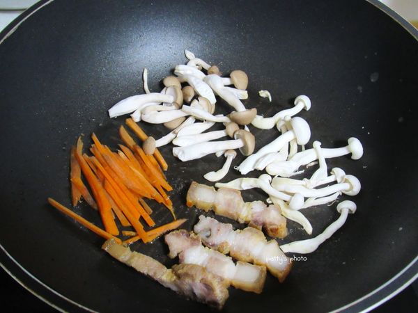 趁煮飯時，來炒配菜。熱油鍋，放入配菜，炒至八分熟，再以鹽、胡椒調味。