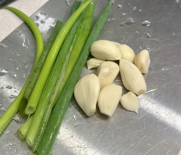 將適量的飯和藜麥放進電鍋先煮好放涼。

也將冷凍的鮭魚排先放入預熱的烤箱，同時烤約25分鐘。

將以上的配料先準備好：大蒜切成細丁或薄片、青蔥切成細蔥段、洋蔥切成細丁。