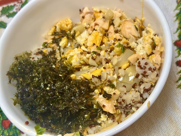 接著將鮭魚放入，壓碎成小塊，與其他的蛋與配料一起混合均勻。

再將藜麥飯和以上全部的配料混合。加上韓式海苔，即大功告成。