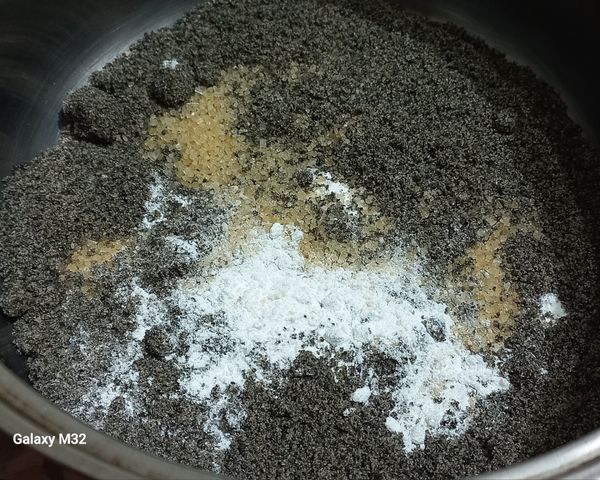 材料全部倒入鍋中
冷開水200ml攪勻