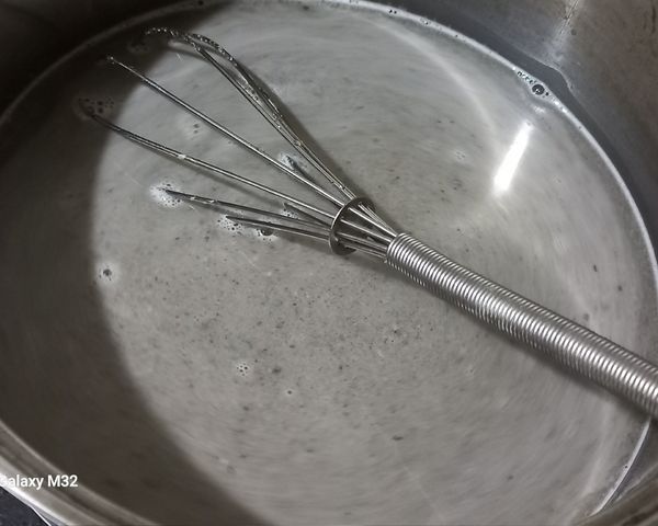 再將熱開水400ml
加進鍋裡攪拌均勻