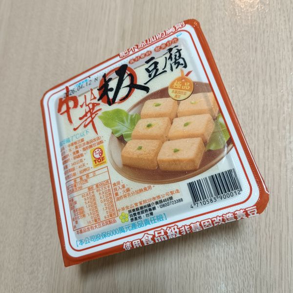 豆腐打開後將裡面的湯汁倒掉，切厚片又六塊