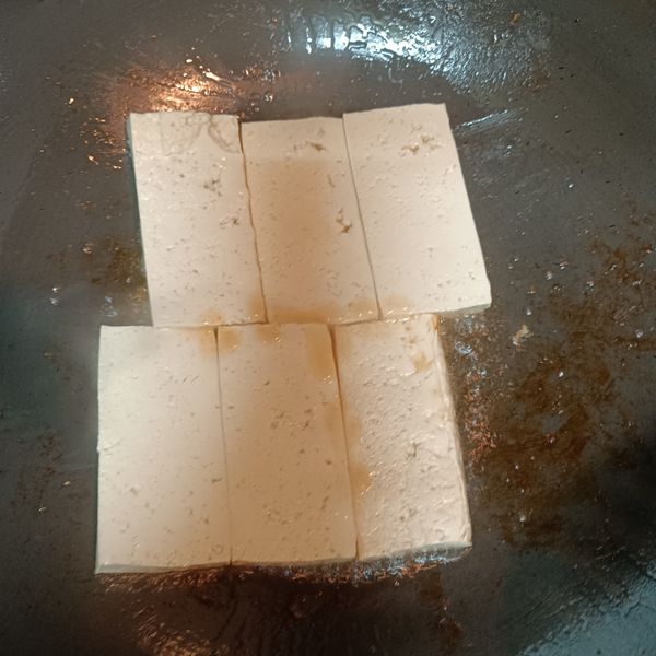 鍋入油燒熱後放入豆腐煎成金黃色澤
