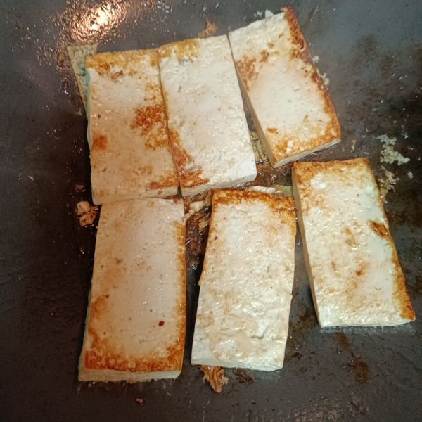 放入所有的調味料醬燒後收乾湯汁