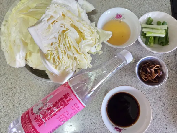 高麗菜沖洗乾淨切小塊，泡軟的香菇切絲，調味料醬油、糖混合