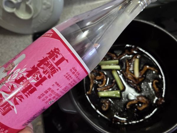 倒入調好的調味料煮滾，淋上米酒