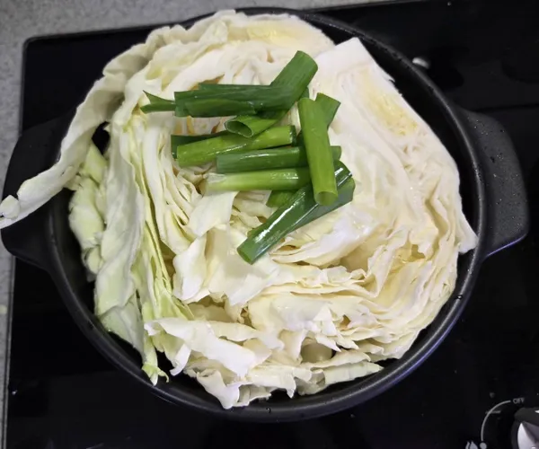 擺入高麗菜，蓋上鍋蓋煨煮，滿滿高麗菜等等就軟化囉！