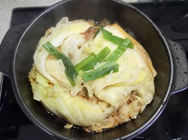 鍋蓋孔冒煙，打開蓋子稍微拌勻，再次蓋上鍋蓋煨煮