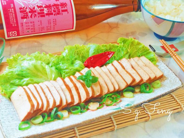 8.取一盤，擺上生菜(可略)，再擺上切好的豆乾，撒上蔥花，淋上湯汁與香油即完成。