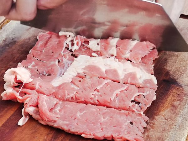 烤箱預熱200度上下火，牛肉片切小片。