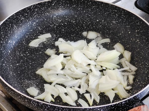 熱鍋爆香洋蔥片。