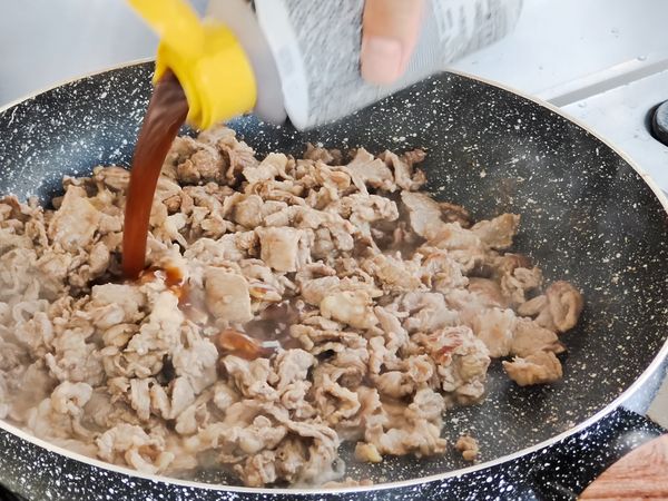 大火下牛肉片炒至7成熟，加入品高 黑胡椒鹽、品高 炭火風燒烤醬炒入味。