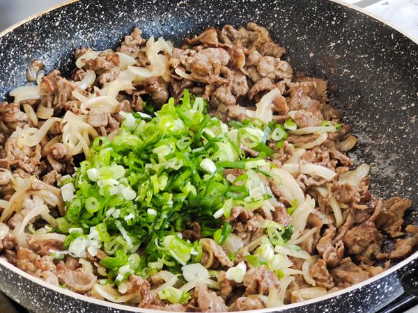 加入炒洋蔥、蔥花，起鍋備用。