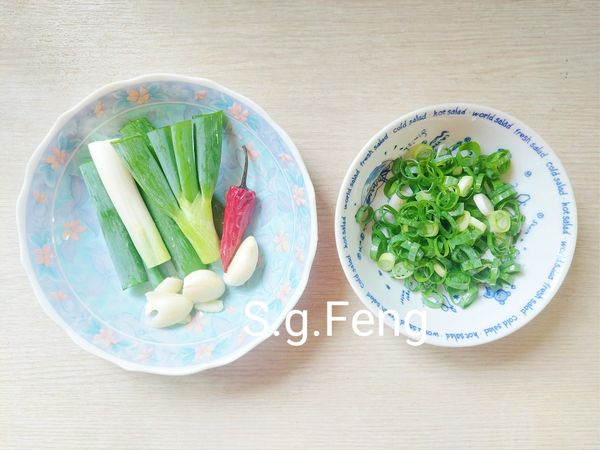 2.蒜頭去膜拍裂，青蔥1根切長段、1根切蔥花，辣椒切斜片或不切。