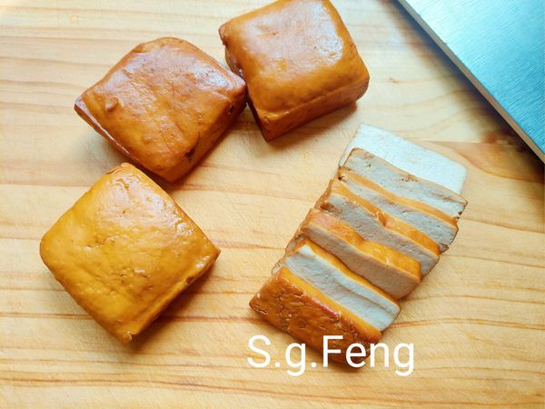 7.放稍涼後，將滷好的豆乾切片。