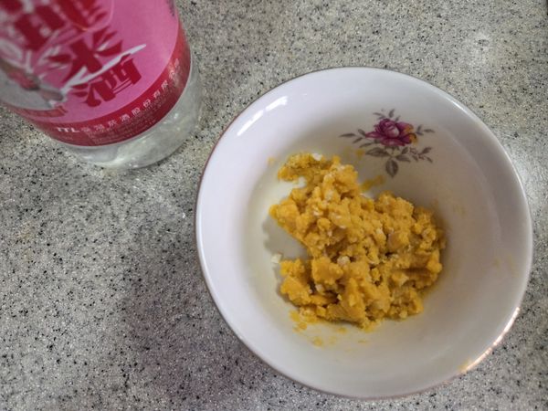 取出鹹蛋黃壓碎