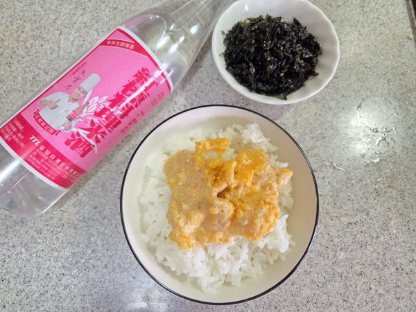 將炒香的鹹蛋黃醬與白飯拌勻