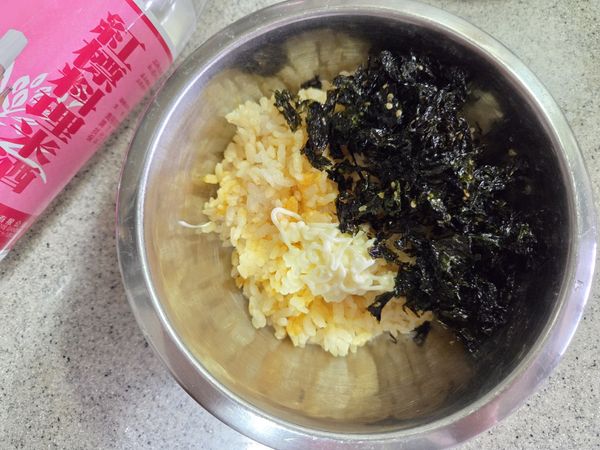 美奶滋沙拉醬、韓式海苔酥一同放入拌勻