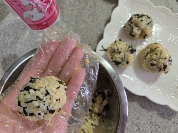 捏成球狀小飯糰