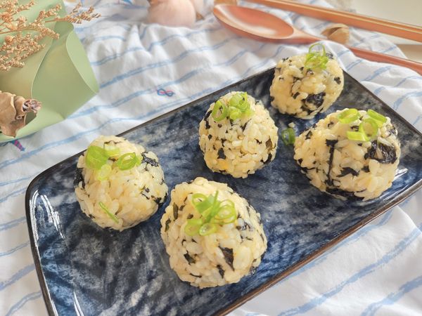 美味金沙醬拳頭飯糰完成