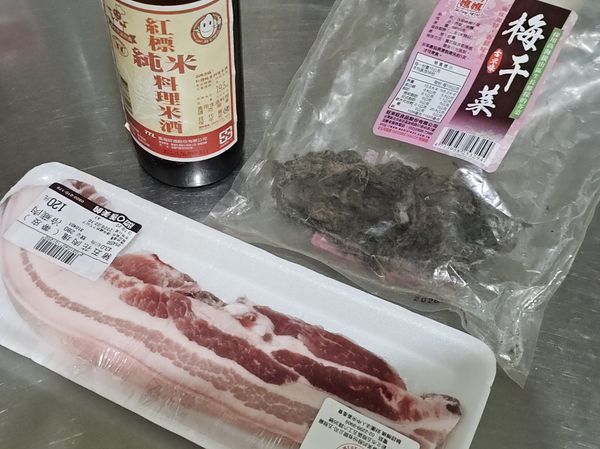 梅乾菜，（切碎或不切都可以，用水輕輕漂洗幾次）。