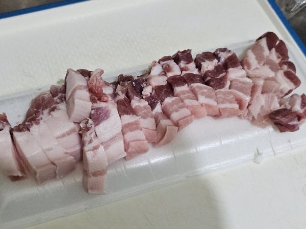 五花肉切成喜歡的規格。這次切了約一公分的條狀。