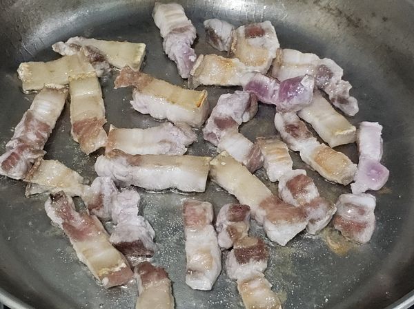 將醃漬好的五花肉雙面煎金黃。