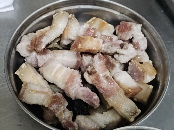 準備蒸碗，一層梅乾菜，一層肉，一層梅乾菜再一層肉。