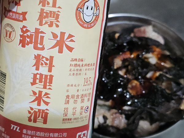 加入四大匙紅標純米料理米酒，醬油，醬油膏，冰糖與適量的水，水量剛好與食材齊平就可以了。