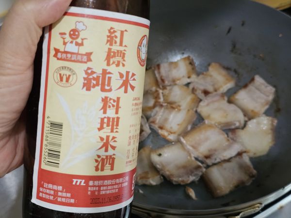 隔天又做了一次，切更大塊，煎的時候也可以直接下點紅標純米料理米酒，肉片的香氣更濃。
做好的梅乾菜控肉來包刈包簡直秒殺。