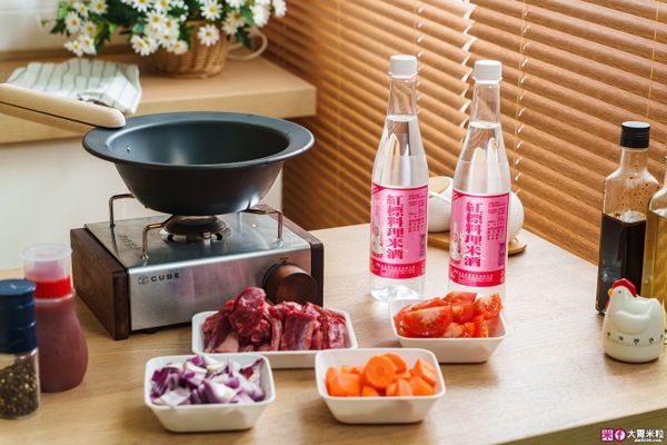 番茄牛肉湯
食材：牛肋條600g、洋蔥1顆、紅蘿蔔1根、牛番茄2顆、番茄醬3大匙、黑胡椒粉1大匙、紅標料理米酒2大匙、開水200ml