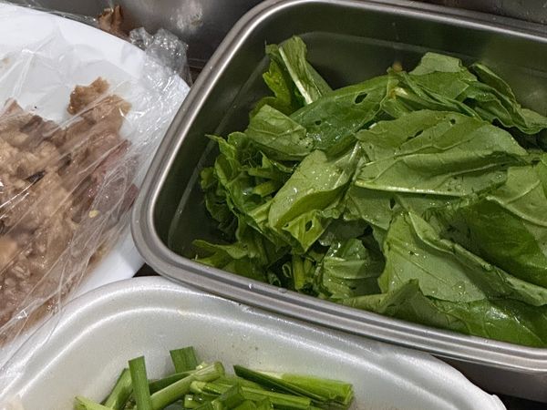 材料準備時蔬切好，乾香菇先泡發