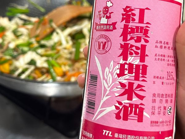 加入調味料，米酒、胡椒、鹽巴等