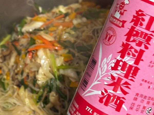 加入米酒的炒米粉，多了一層的米酒香！
更台更好吃！