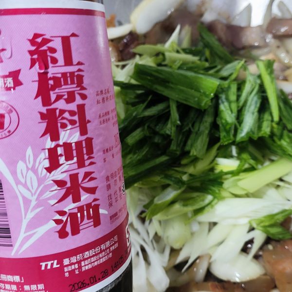 蒜苗絲入鍋立即用米酒嗆鍋增加水氣，讓蒜苗的香氣大大提升，保持脆口度及翠綠視覺，簡單炒就能提升食材美味。