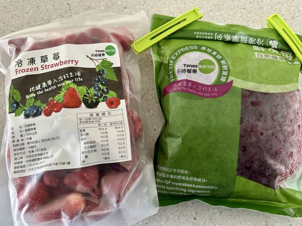 ●主食都完成之後再從冷凍庫拿出早午餐的好朋友冷凍草莓、冷凍藍莓，想要的量剩下的用封口夾夾好放回冷凍庫保鮮。