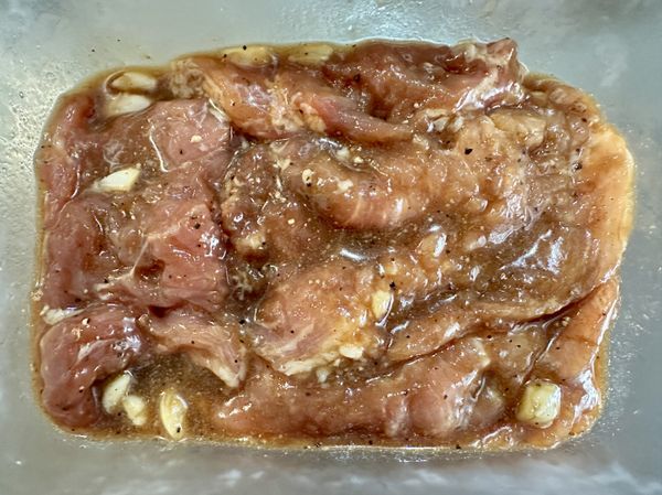 ●四片豬排肉用600ml密封盒醃漬剛剛好，醃料放玻璃密封盒攪拌均勻，再把捶打過的肉排一片片兩面沾取密封盒醃料醬汁，蓋上蓋放冷藏醃1小時入味。

※我的處理時間分享，早上起床煮咖啡、當餐青菜泡水、捶打肉排及醃漬，咖啡喝完要煎肉排時已醃1小時，捶打過的肉排這樣醃漬時間是足夠的，吃起來很入味。