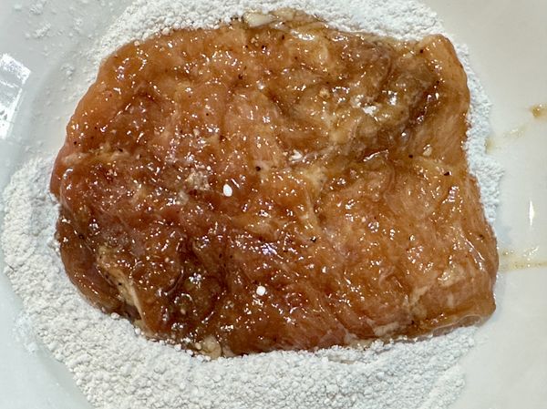 ●日式炸豬排先沾麵粉再裹蛋汁再沾麵包粉，台式炸豬排省事很多，裹粉用純地瓜粉就很酥脆。將地瓜粉倒在能讓肉排展開放的平盤，每片肉雙面均勻撒上地瓜粉，台灣製純地瓜粉網路可以買到。