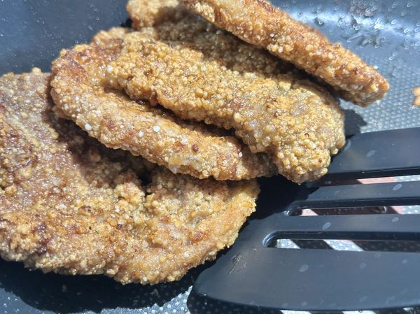 ●豬排共煎6分鐘後用筷子搓最厚的肉排處能輕鬆穿透就是熟透了，最後起鍋前轉中火高溫逼油，將鍋傾斜架在瓦斯爐上讓肉排瀝油，鍋中剩下的油脂還是1大匙多。