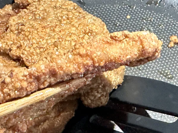 ●可以很盡興的錘打肉排，肉排煎熟後還是厚厚的，吃起來鮮嫩飽口。