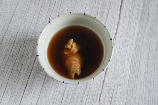 水加入味噌、砂糖、米酒、醬油、味醂攪拌均勻倒入。
