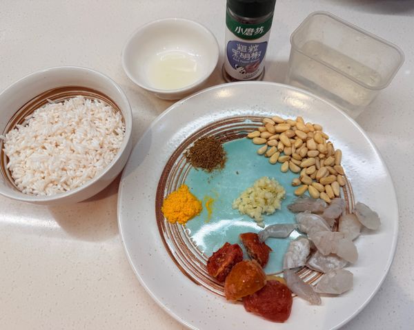 1.米洗乾淨之後浸泡20分鐘，瀝乾水分備用
2.所有材料準備好備用
（這次用的蝦仁比較少，所以切成小塊狀）