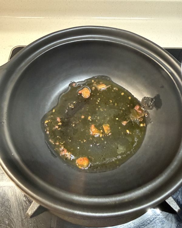砂鍋中加入油漬蕃茄的油燒熱