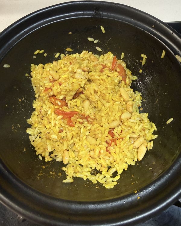 炒米：將所有的料一起翻炒，翻炒到每粒米都亮晶晶。