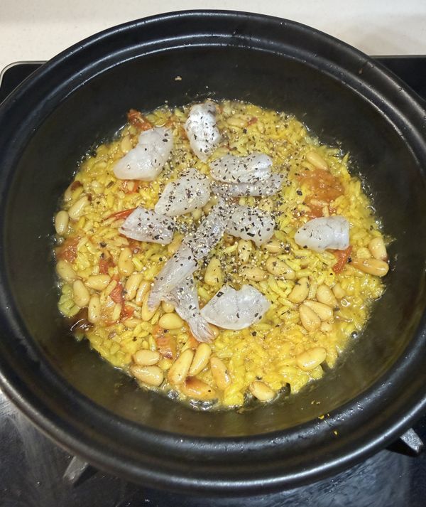1.鋪料、悶煮：鋪上蝦仁撒上黑胡椒粉及丟入一小塊檸檬汁冰塊，蓋上鍋蓋最小火煮8分鐘
2. 靈魂熟成：關火，絕對不要開蓋，悶 15 分鐘